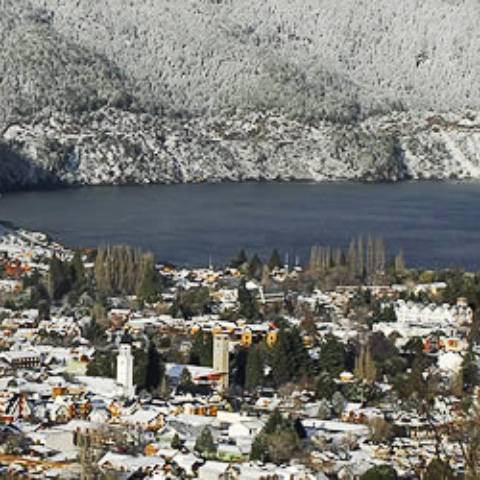 Lago Lacar y ciudad invierno